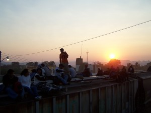 Migranten im Süden von Mexiko auf dem Zug, auch "Die Bestie" genannt wird, der nach Norden fährt. Foto: 2009, Fabian Janssen