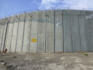 The separation barrier in form of a wall. Photo: PS