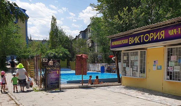 Kirgistan 2020 Kinderplanschbecken im Wohnviertel in Bischkek