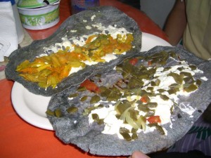 Blaue Quesadillas in einem kleinem verstecktem lokal auf dem Markt im Centrum Tapachulas.